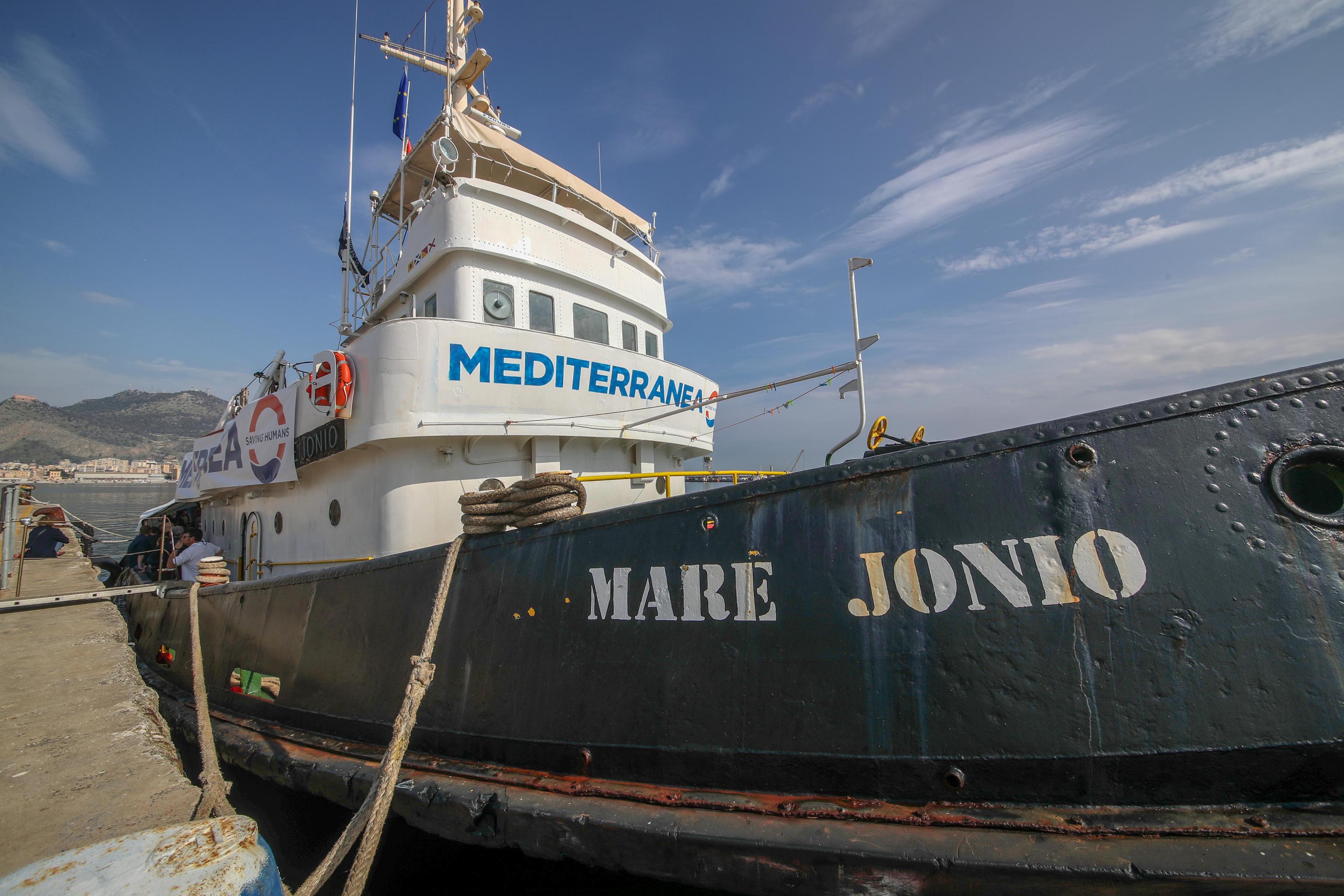 Tutti sbarcati a Lampedusa i 49 migranti soccorsi dalla nave Mare Jonio